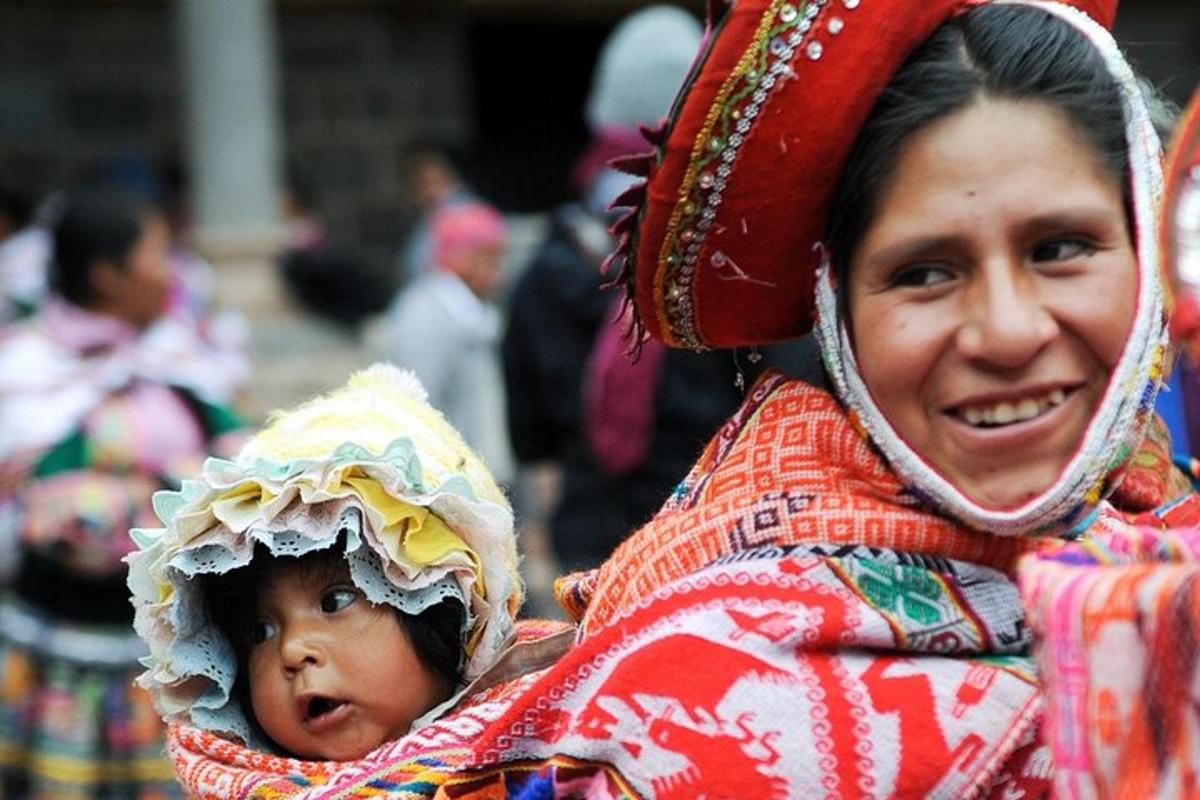 una donna che tiene un bambino tra le braccia
