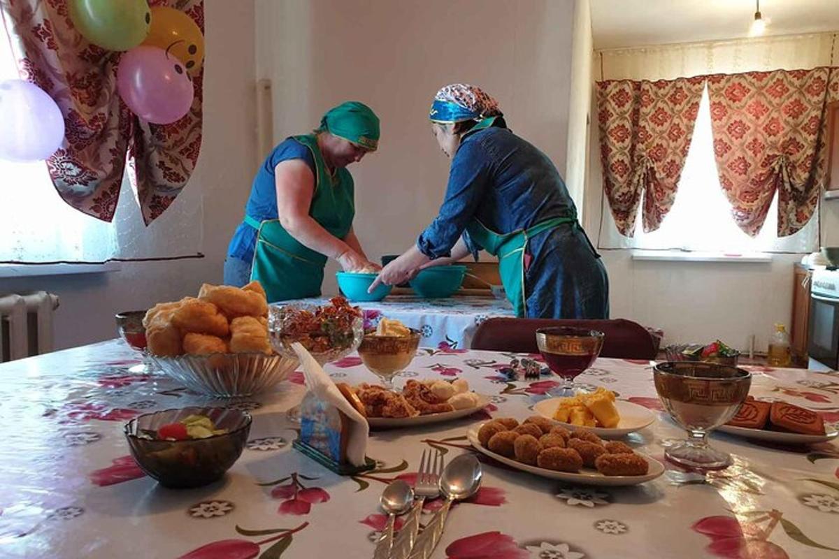 kaks inimest valmistavad toitu laual koos toiduga