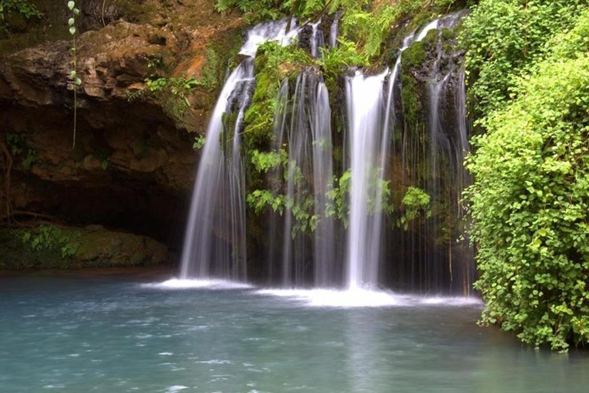 uma cachoeira no meio de um corpo d'água