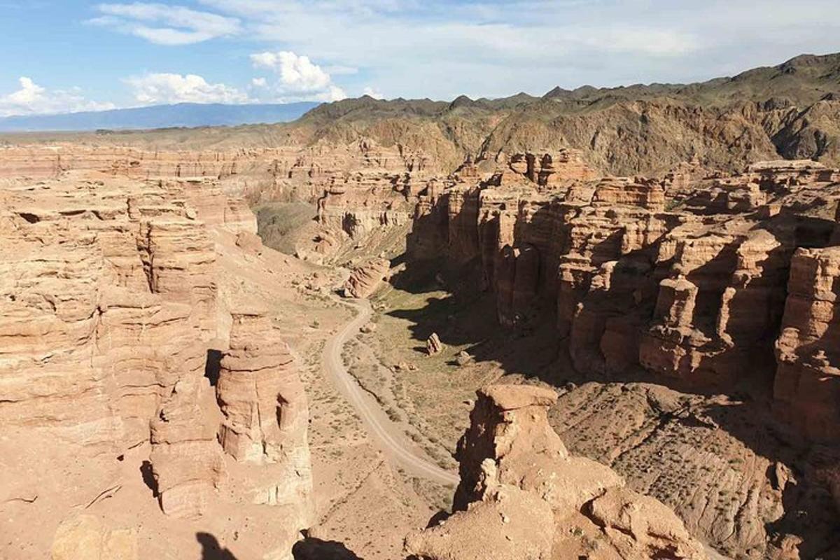 en luftfoto av en canyon med en vei i den