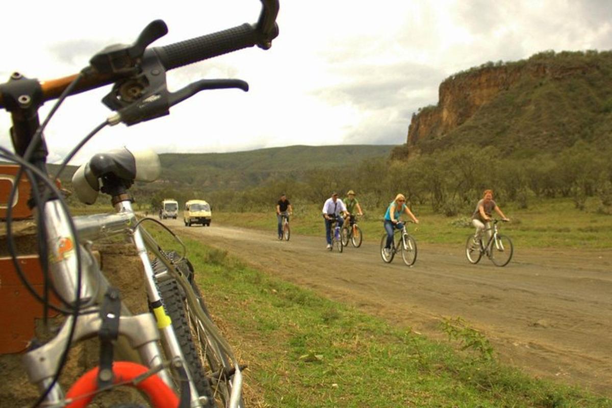 Un grupo de personas andando en bicicleta por un camino de tierra.