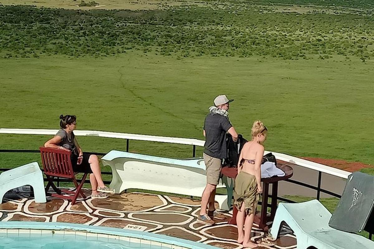 Un grupo de personas de pie junto a una piscina.