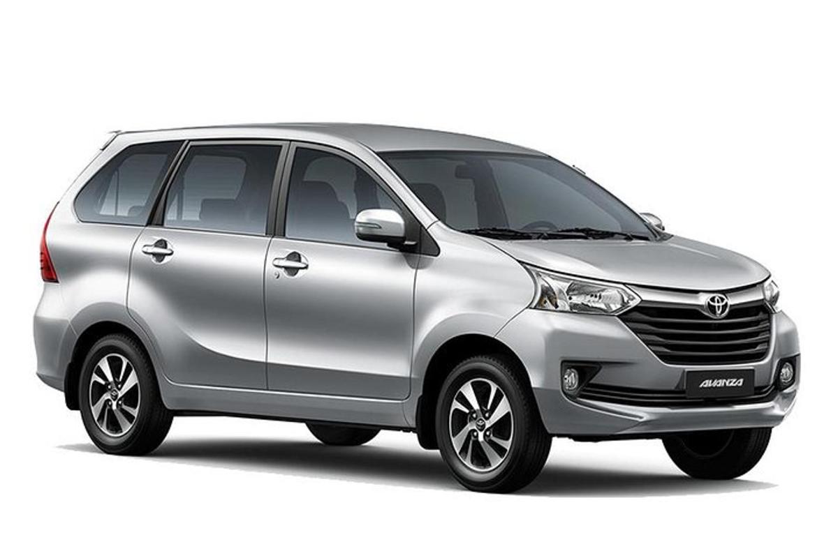 stříbrná toyota zaparkovaná na bílém pozadí
