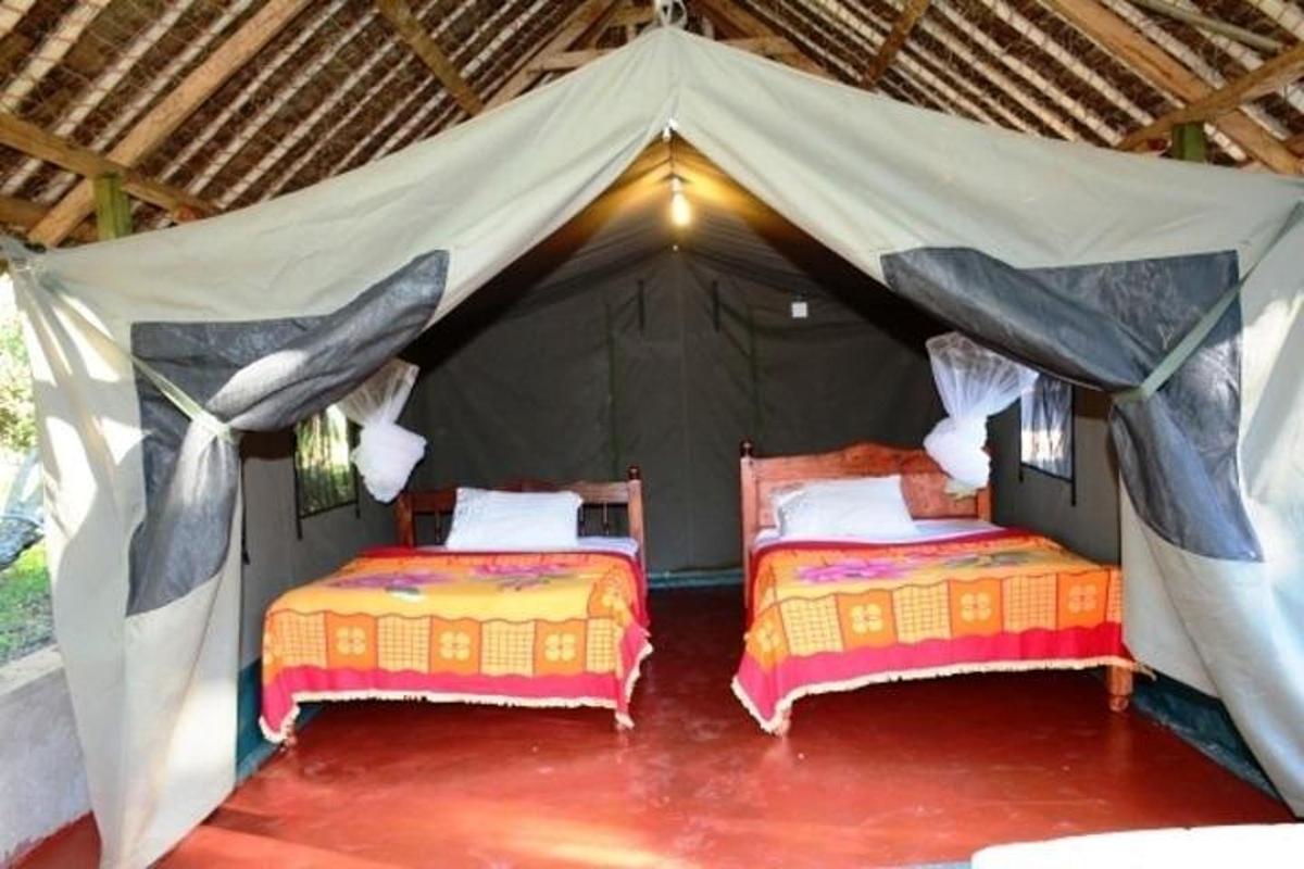 een tent met twee bedden in een kamer