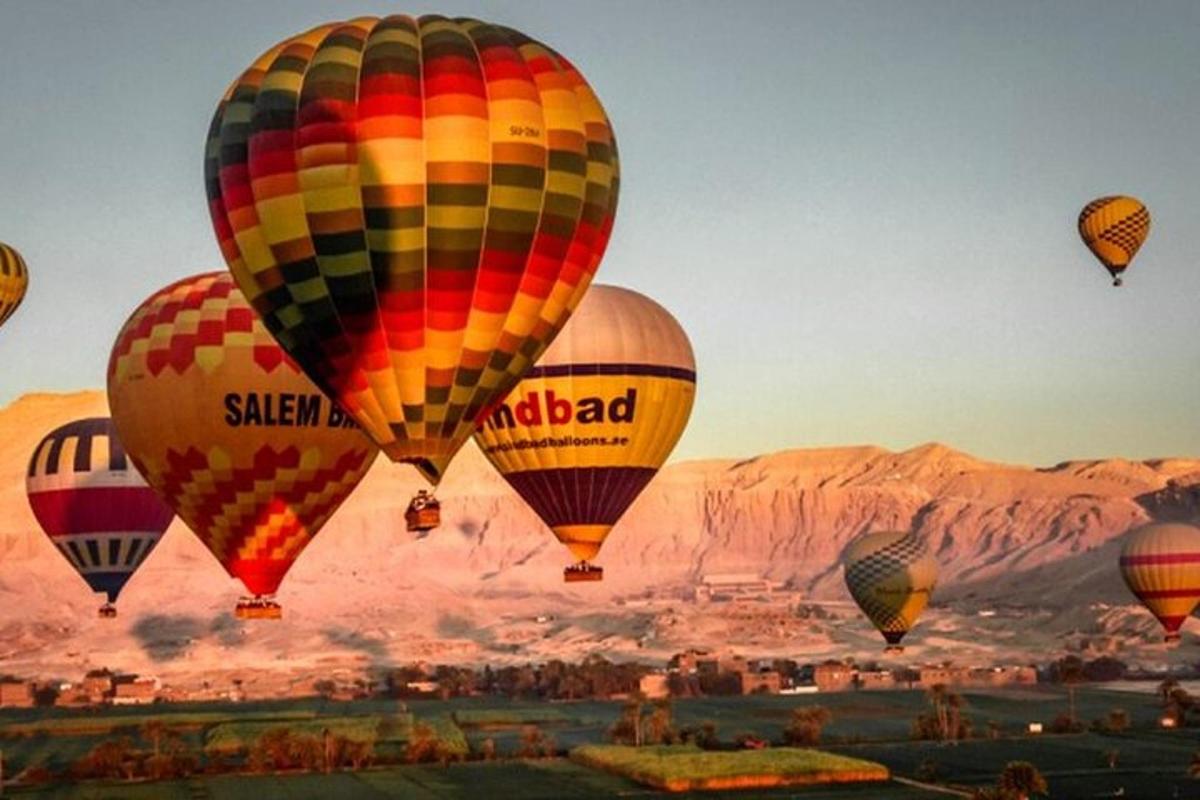 ein Haufen Heißluftballons fliegen in den Himmel