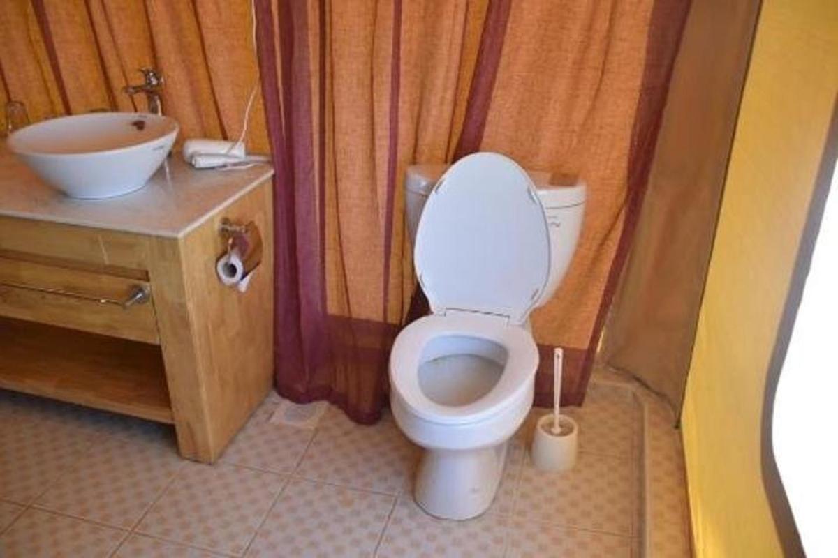 kopalnica z WC-jem in umivalnikom