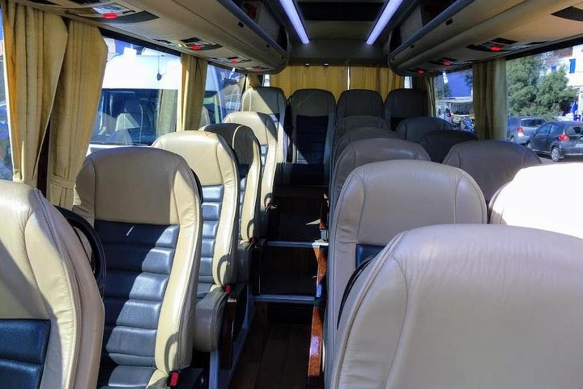 ein leerer Bus mit leeren Sitzen in einem Bus