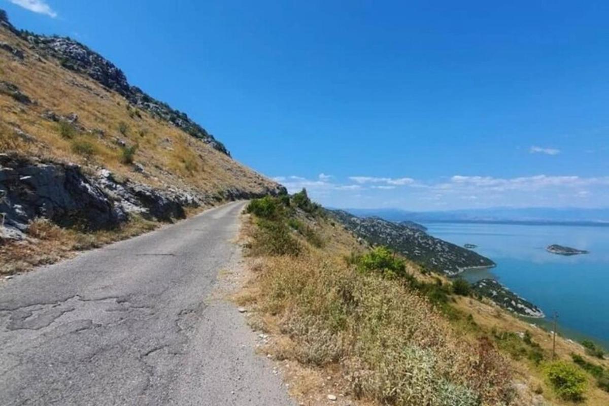 靠近水体的山上的道路