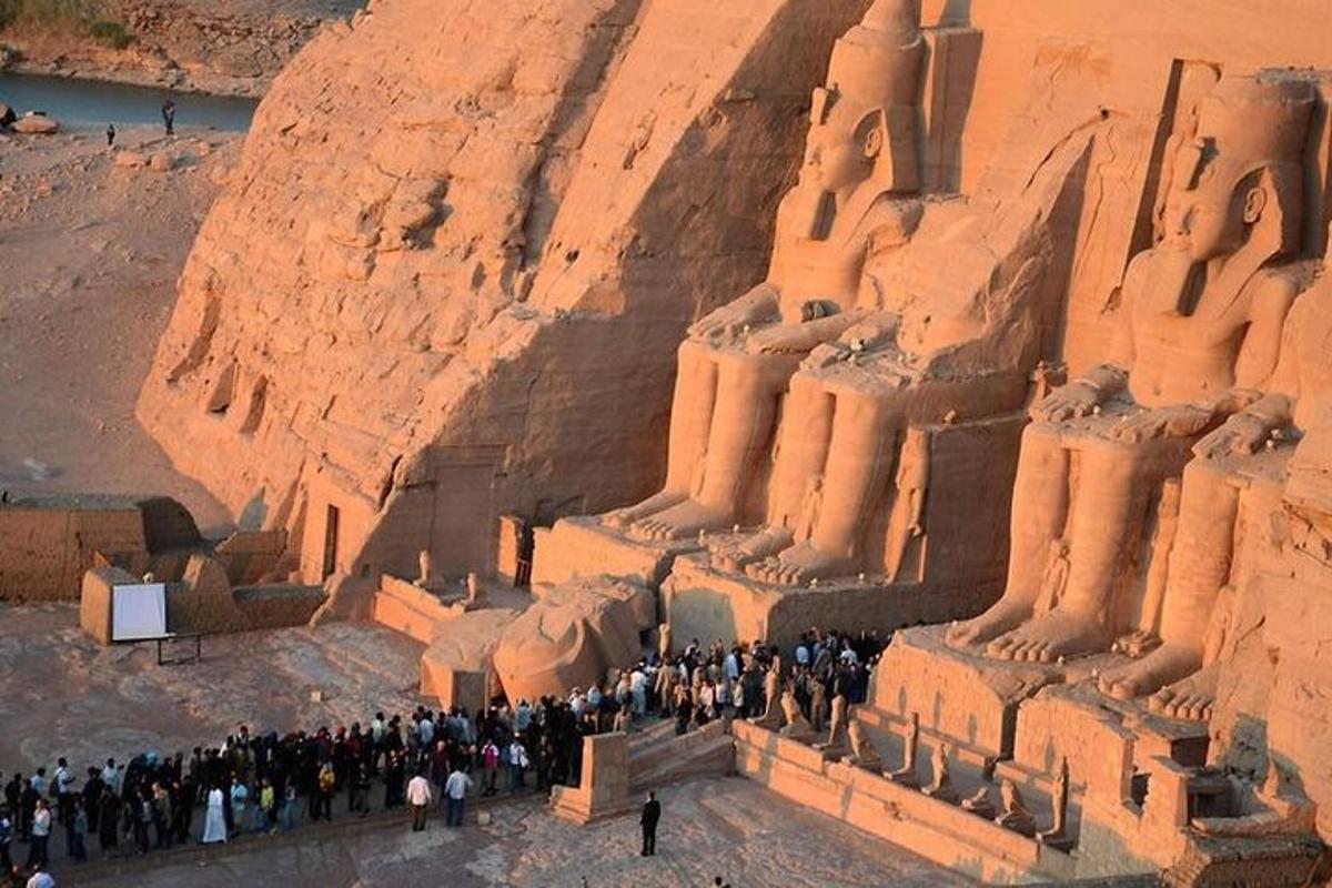 un folto gruppo di persone in piedi davanti ad anaraoh