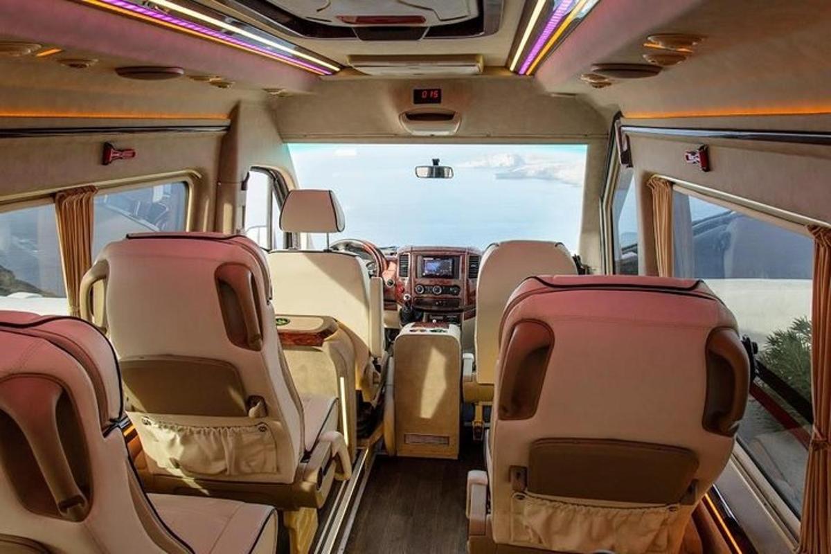 ein leerer Zugwaggon mit leeren Sitzen und einer Aussicht