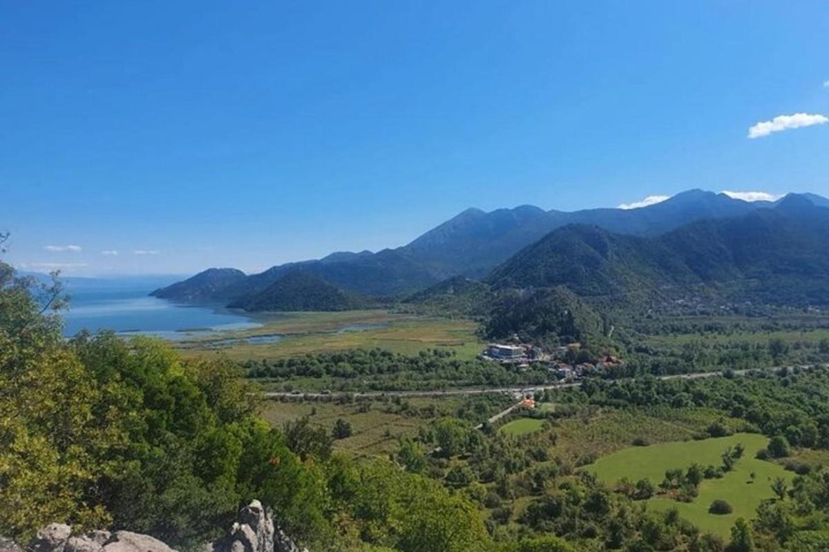 山谷与湖泊和山脉的景色