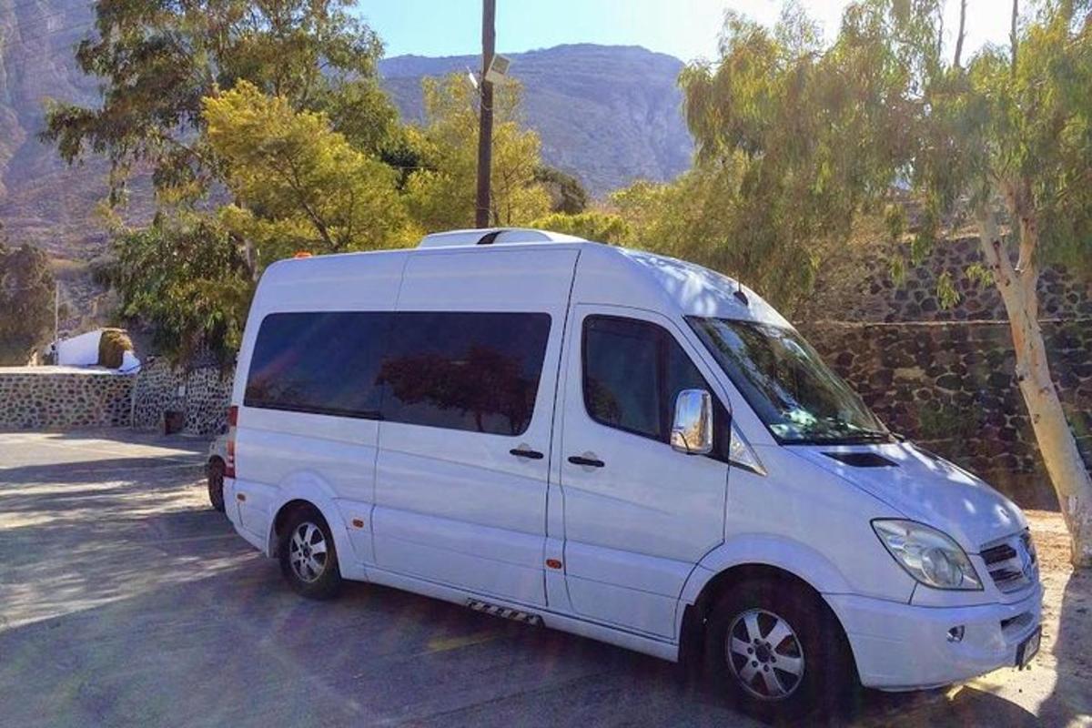 en hvit varebil parkert på en parkeringsplass