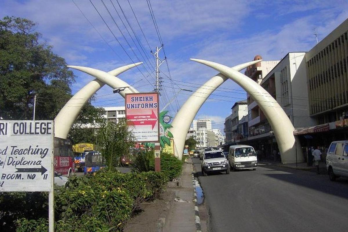 una strada con due grandi archi bianchi in una città