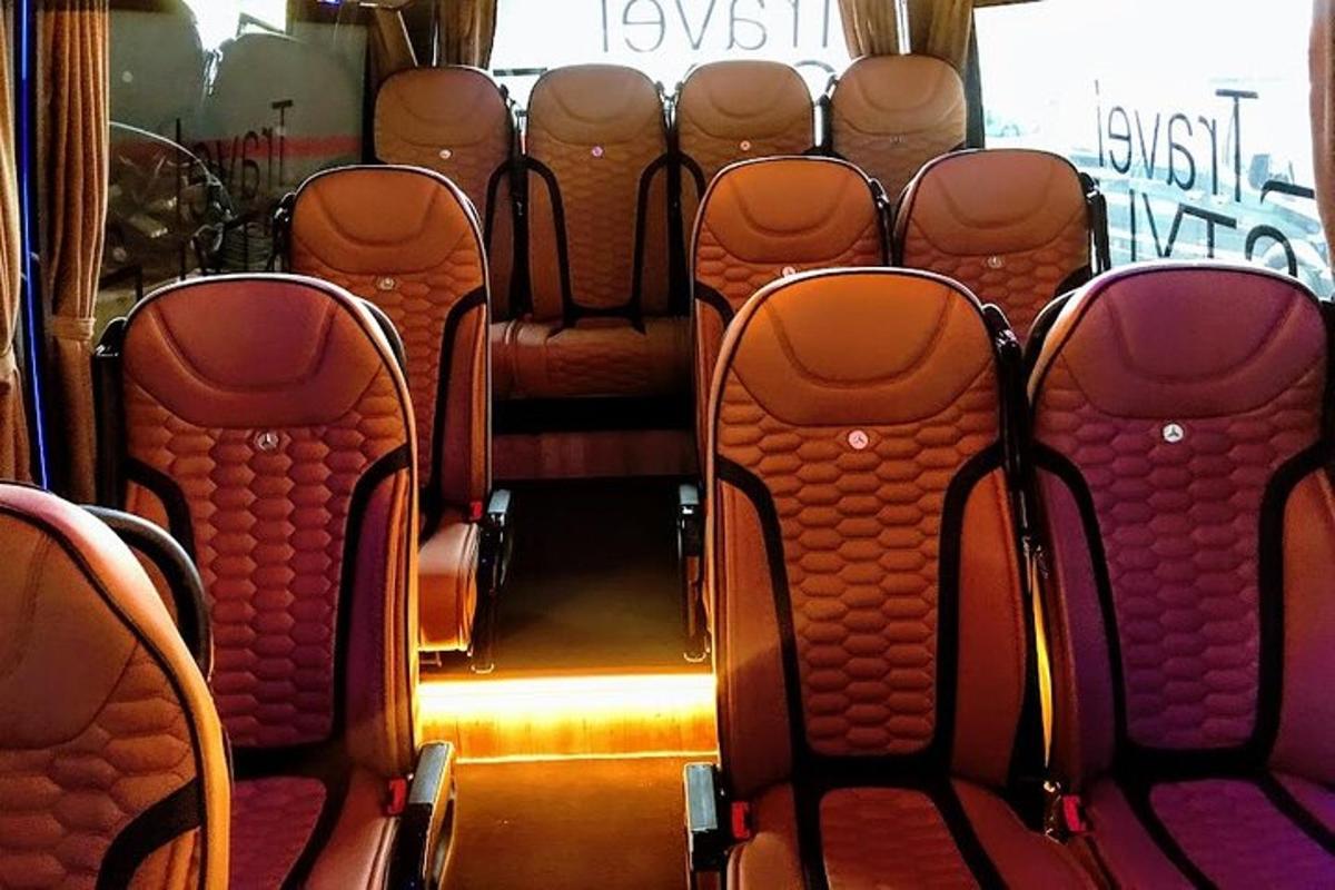 řada prázdných sedadel v autobuse