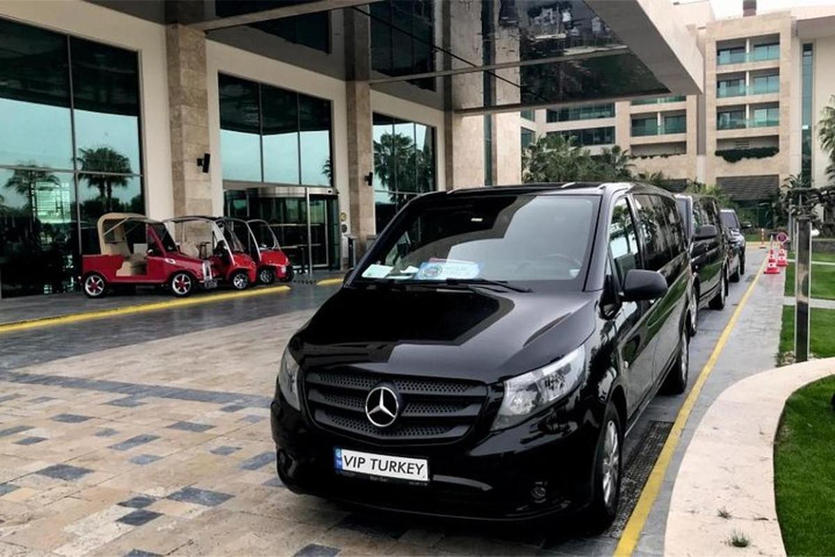 un furgone Mercedes parcheggiato davanti a un edificio