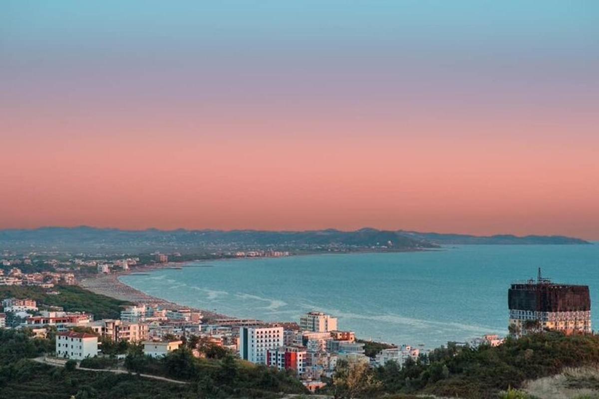 kilátás a városra és az óceánra naplementekor