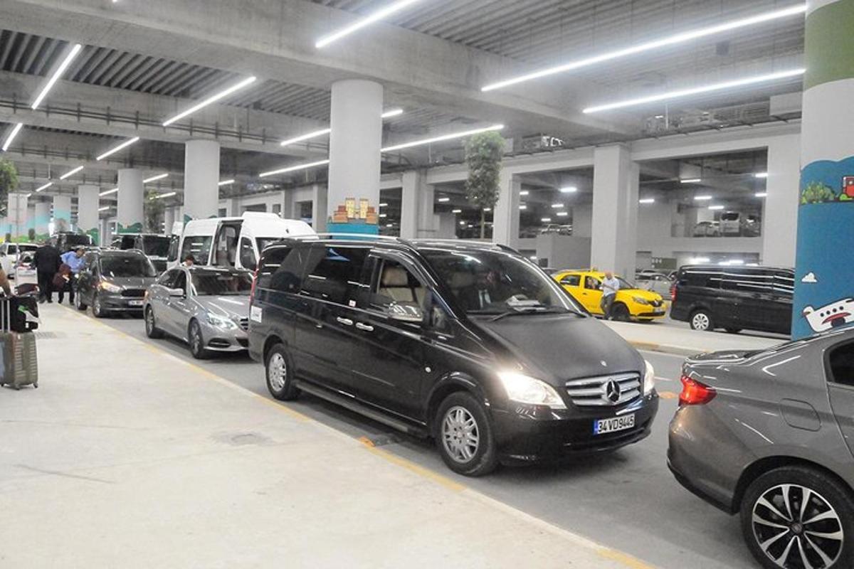una fila di auto parcheggiate in un parcheggio