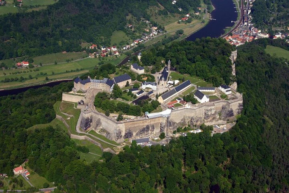 una vista aerea di un edificio su una collina