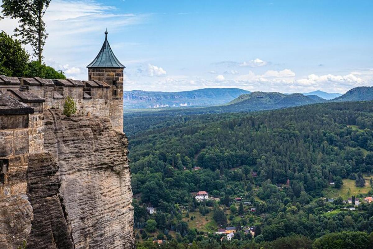 un vecchio castello con vista su una valle