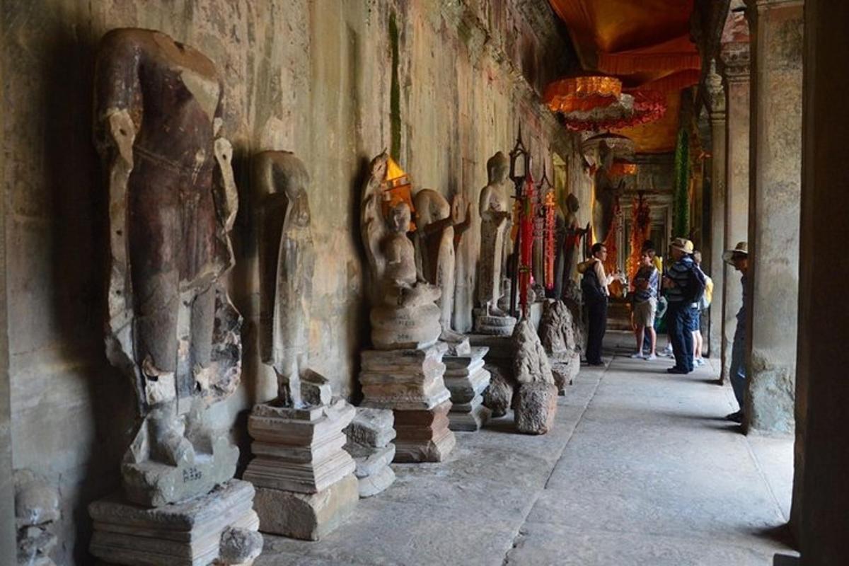 una fila de estatuas en el costado de un edificio