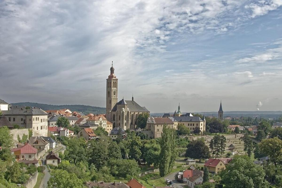 una vista di una città con una torre dell'orologio