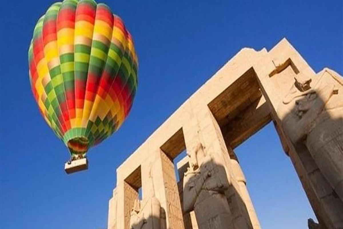 un globus aerostàtic de colors volant sobre un edifici