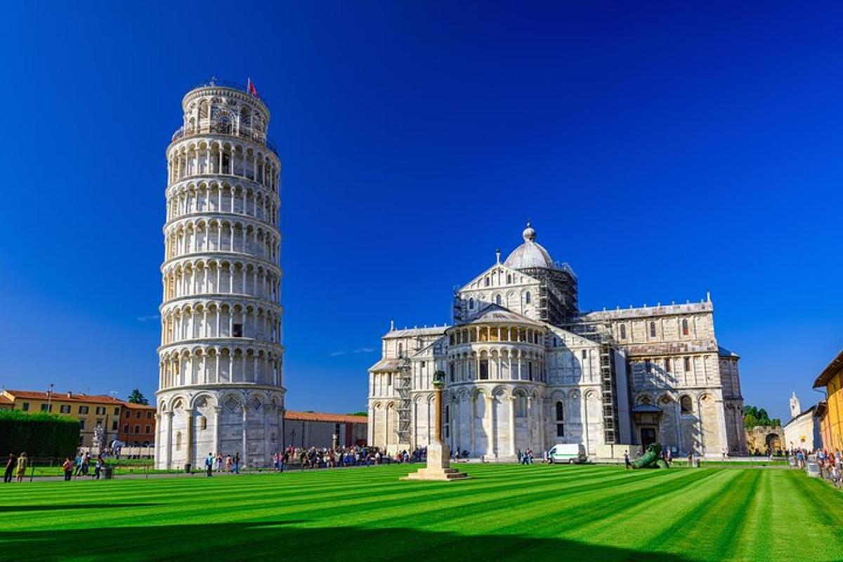 due torri della torre pendente di Pisa