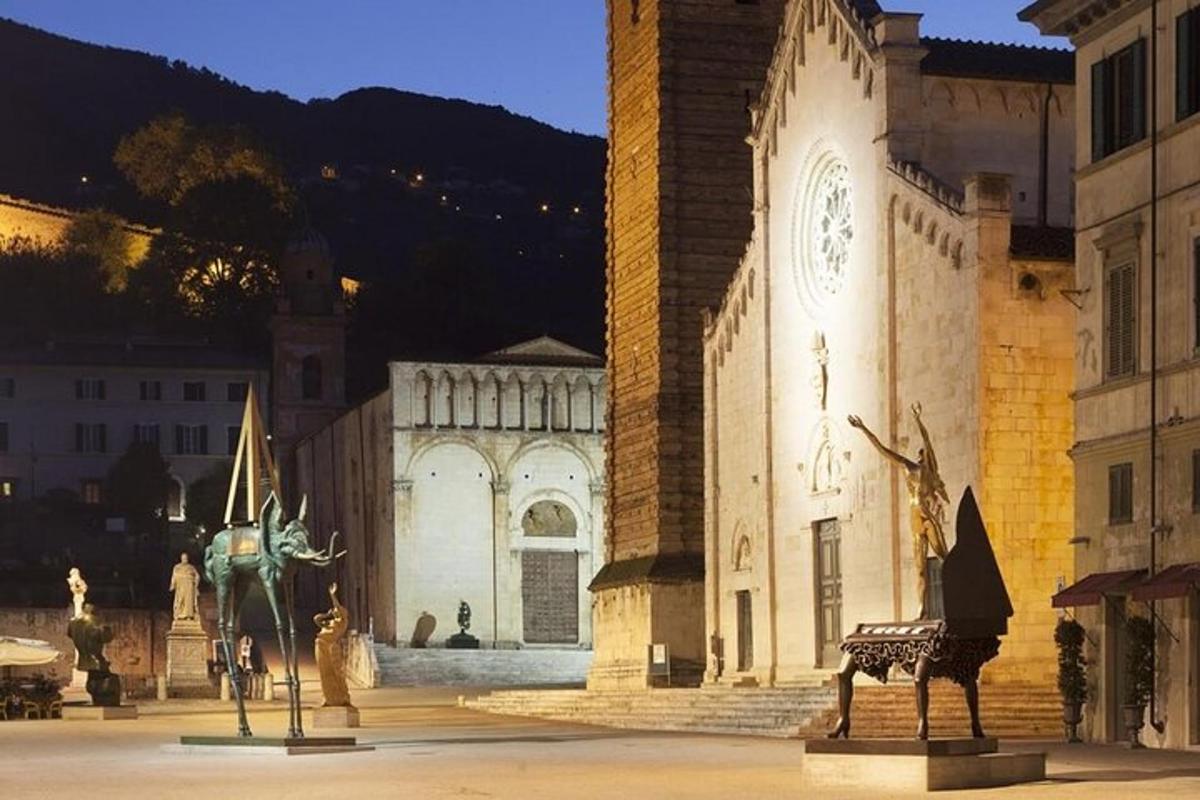un grande edificio con una statua di fronte