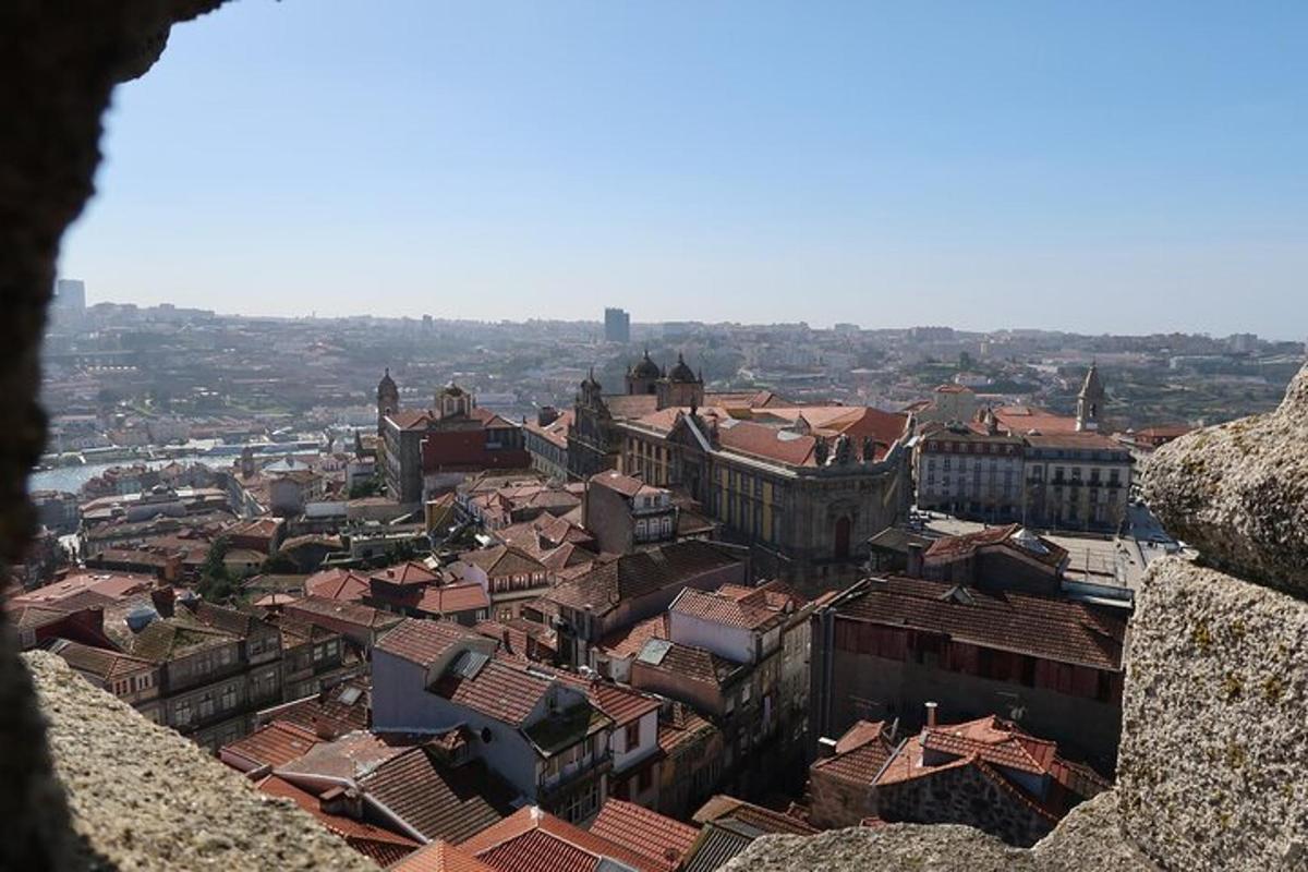 pohled na město s budovami a střechami