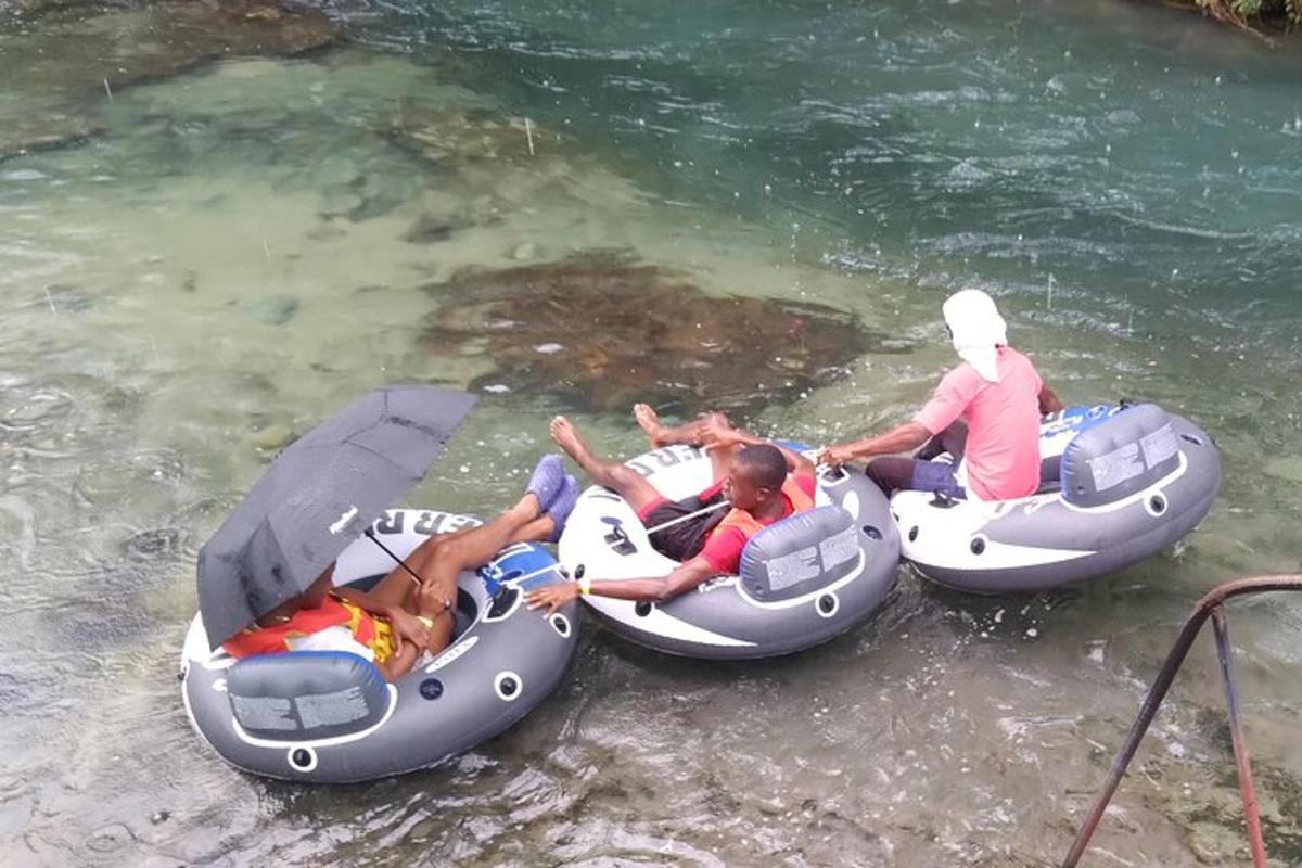 skupina ljudi, ki se vozijo s kanuji po vodi