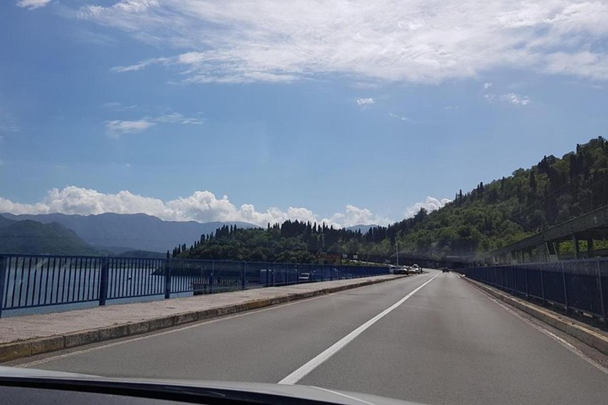 uma vista de uma estrada de um carro