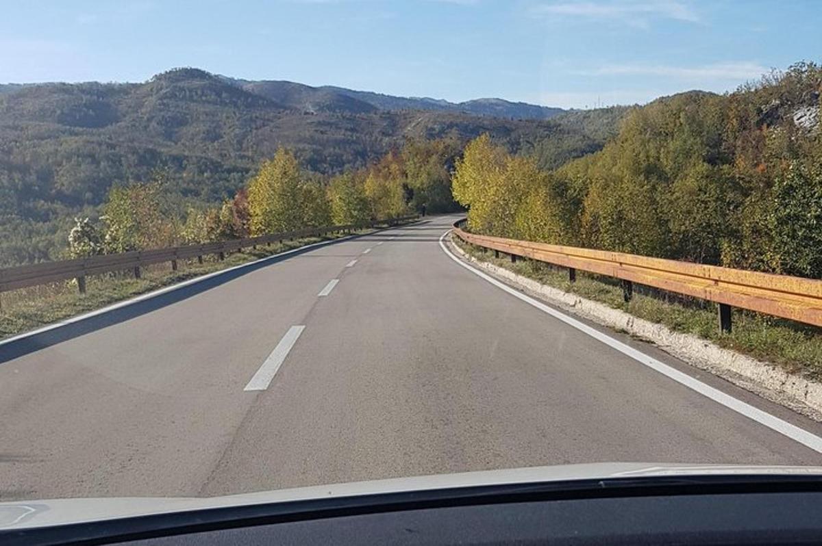 pohled na silnici z auta