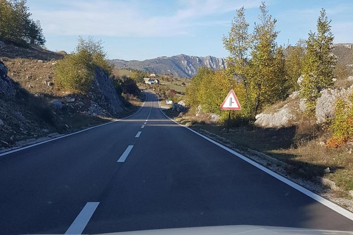 una strada vuota con un cartello di precedenza sul lato