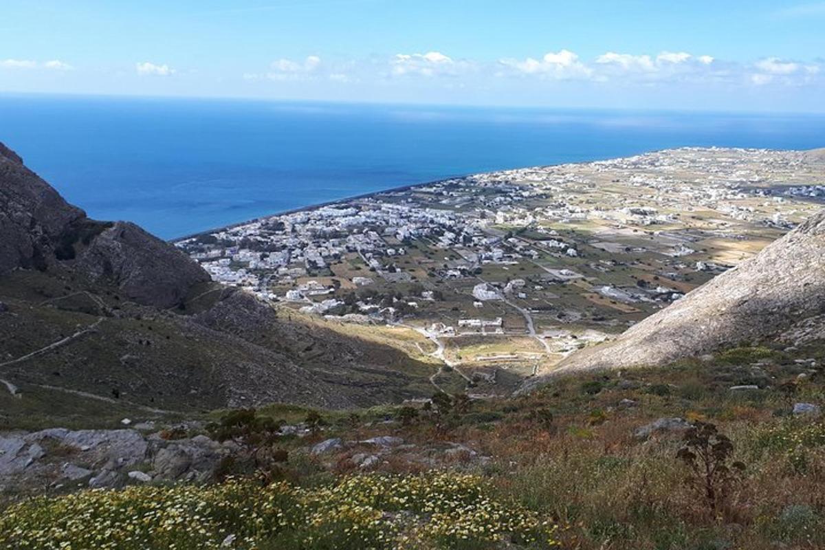 μια θέα μιας πόλης από ένα βουνό με τον ωκεανό