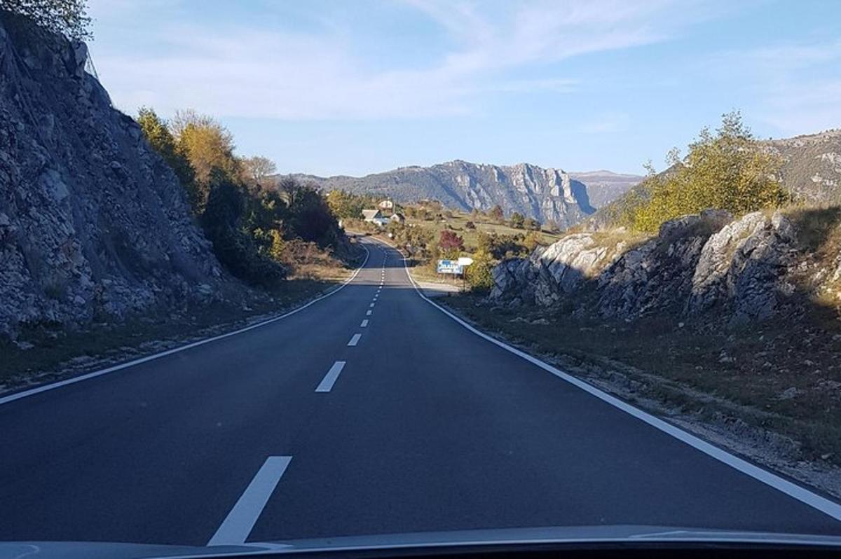 tómur vegur í miðju fjalli
