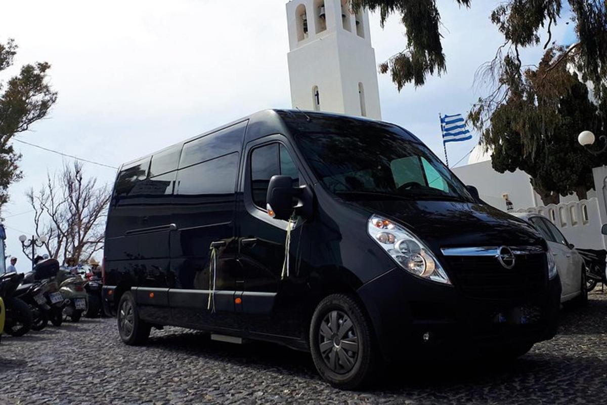 ένα μαύρο βαν παρκαρισμένο μπροστά από έναν φάρο