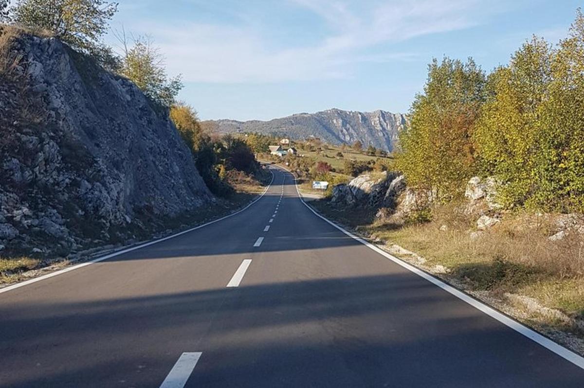 празан пут усред планине