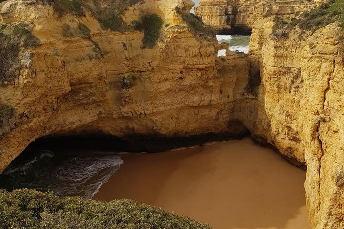 una grande piscina d'acqua in una grotta rocciosa