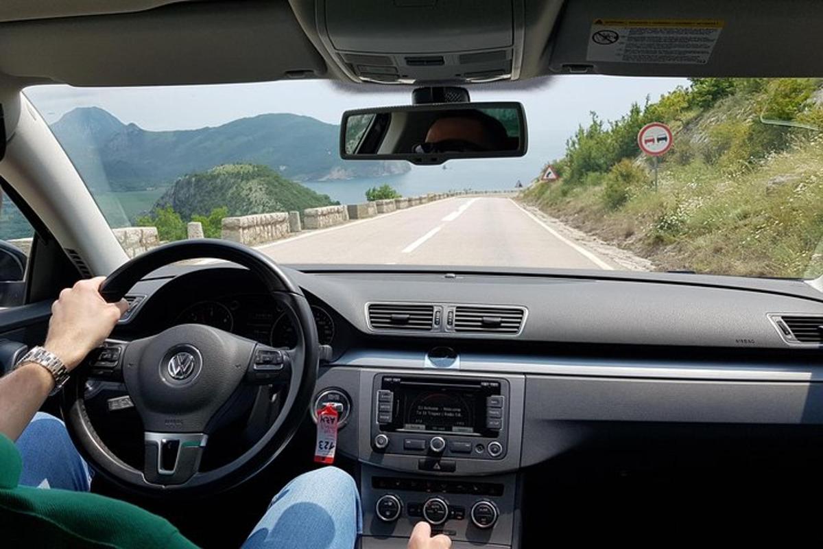 osoba řídící auto na silnici