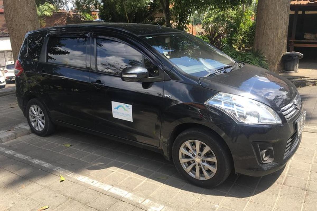 must auto pargitud tänava äärde