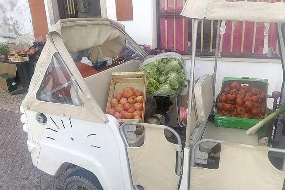 un'auto bianca con frutta e verdura sul retro