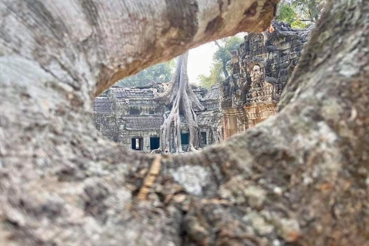 una vista di un tempio attraverso una roccia