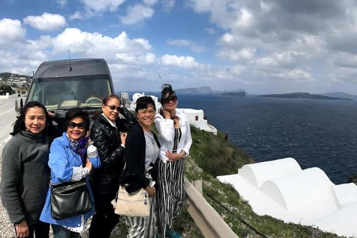 Un grupo de personas posando para una foto cerca del océano.
