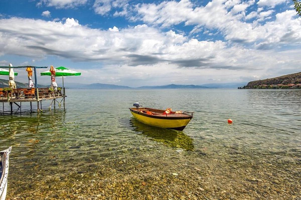 perahu kuning di air di sebelah dermaga