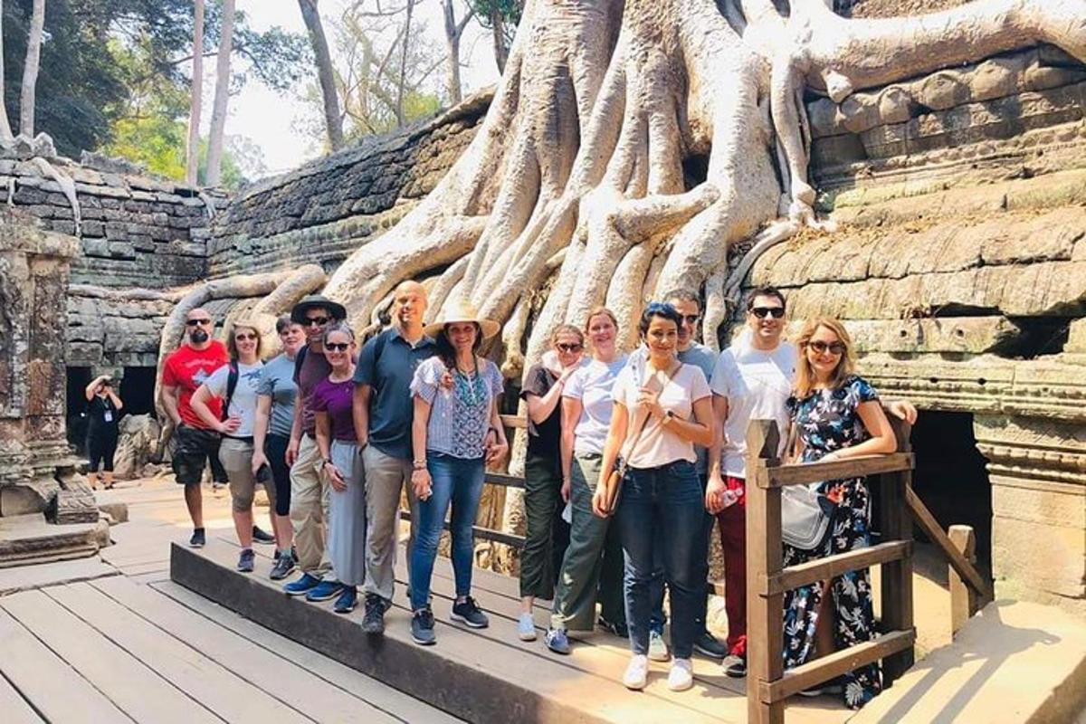 un gruppo di persone in piedi davanti a un tempio