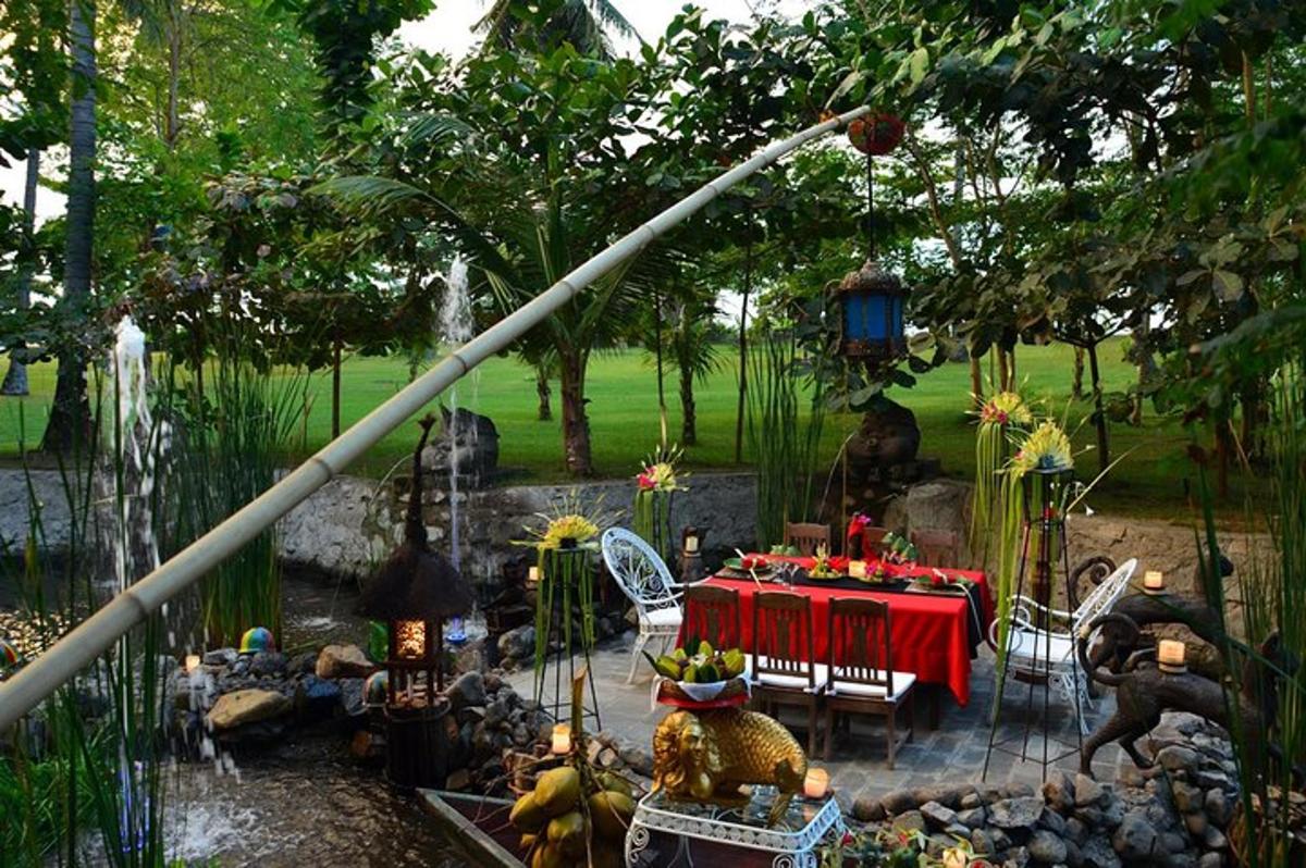 un giardino con un tavolo e una fontana e un tavolo e delle sedie