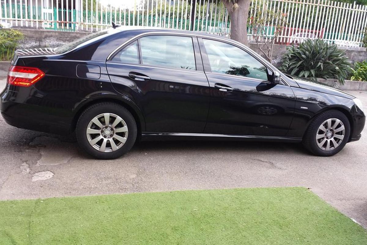 sebuah kereta hitam diletakkan di tempat letak kereta