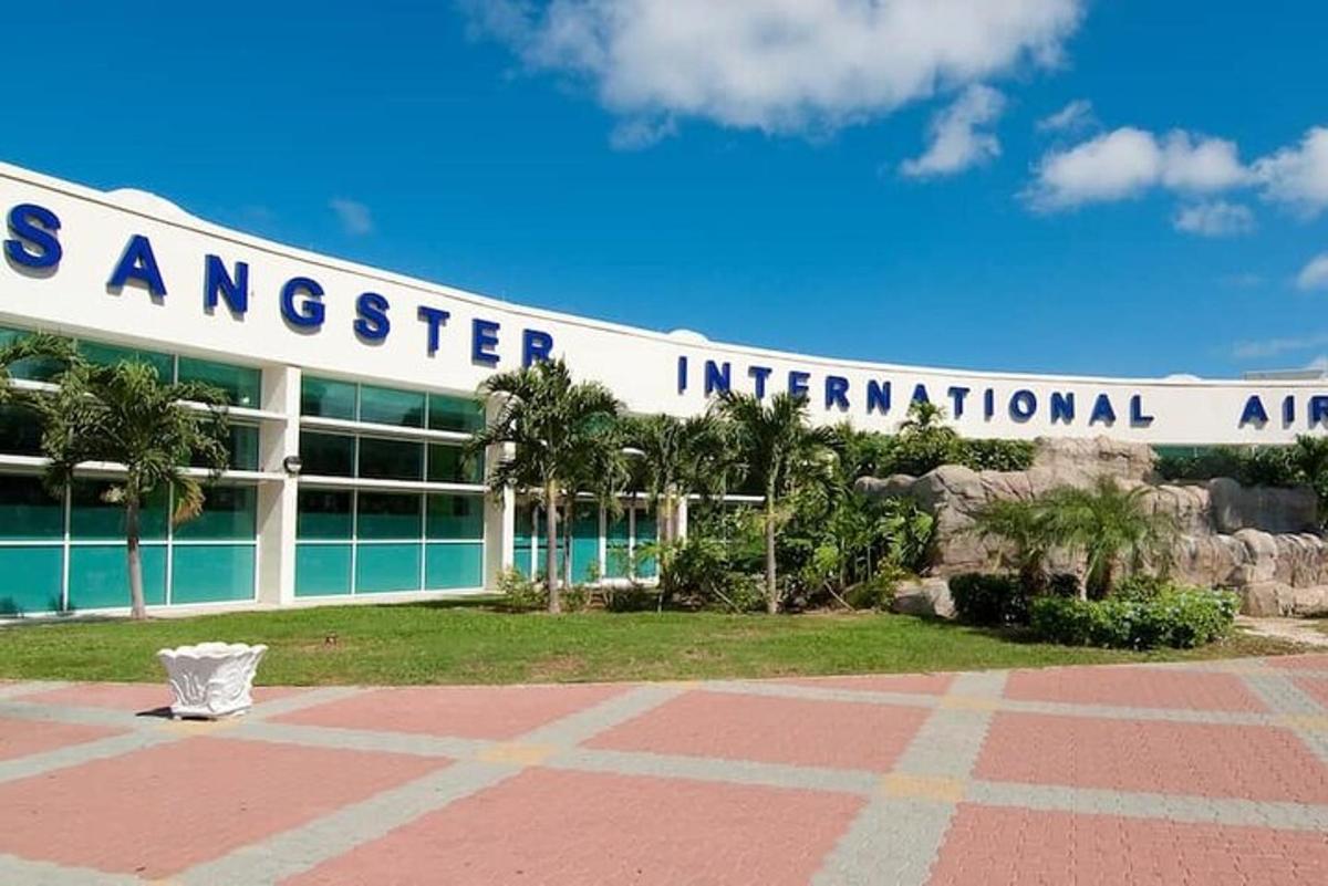 un edifici amb les paraules ambaixada, aeroport internacional