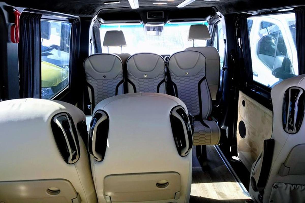 prázdné sedadlo v zadní části autobusu