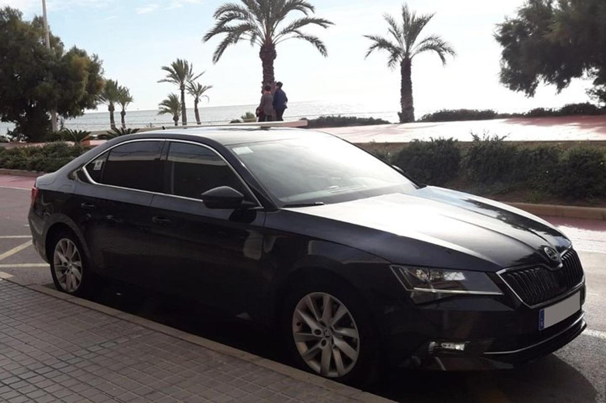 Un coche negro estacionado al costado de una calle